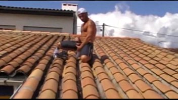 Play The worker breaks a good straw on the roof