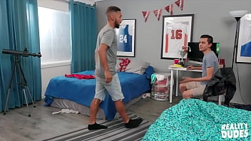Play (chris manning) tries his best to relax (ricky daniels) before his game starts – reality dudes