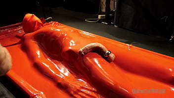 Play Boundlads – senstitive slave in vacbed