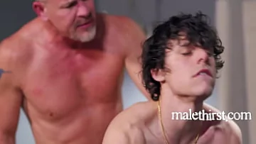 Play Young Twink Gets Barebacked By An Older Man In A Naughty Grindr Hook-Up