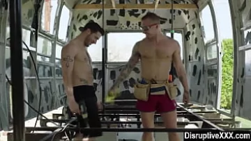 Play Horny Mechanics Get Nasty Outdoors: Gay Bareback Sex and Anal Action