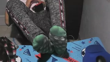 Play Hairy Gay Amateur Gets Naughty with Sweaty Socks and Handjob